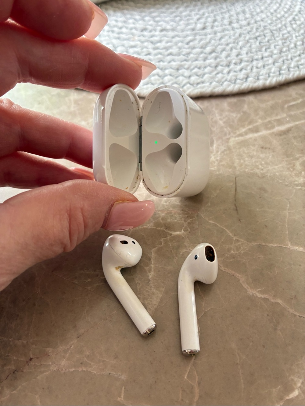 APPLE AIRPODS, 2nd Generation! Work perfectly! NOT REFURBISHED! 🎶🎶🎶🎶🎶🎶🎶🎶🎶